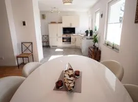 Wohlfühloase - Moderne Ferienwohnung mit großem eingezäuntem Garten in Alleinlage an Feld & Wald, Natur pur trifft auf Komfort, Wellness und gute Erholung
