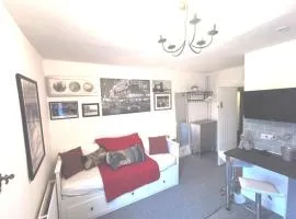 West Street Studios, Free WIFI, FREE Parking, Washer dryer