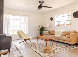 Navigate Stays retreat W Hot Tub Bobs Homestead, villa in Joshua Tree