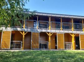 EL PASO chata C1 - C8 v areáli kúpaliska, hotel in Štúrovo