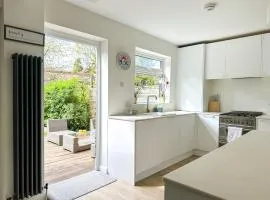 Modern 3 Bed Home - Pets Welcome - FREE Parking