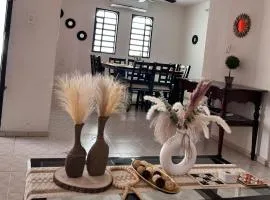 Casa Leonor. 2 cuartos, 2 baños, Cocina, cochera.