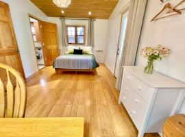 Comfy Studio near Trails & Beaches, hotel com estacionamento em Lagunitas