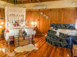 StayAU Ironbark Cottage Romantic Retreat Dandenong