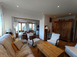 Charmant chalet 4 ch. pour 9 pers. à Montgenèvre avec balcon face aux pistes - FR-1-445-219, hotel in Montgenèvre