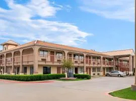 Super 8 by Wyndham Grand Prairie Southwest