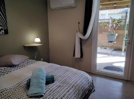 Chambre terrasse et parking privés 400 m du marché VALLON, hotel v destinaci Vallon-Pont-dʼArc