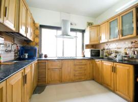 Luxurious BnB next to Corporate hubs, Hotel in Jāmb