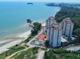 2-5pax Sunshine BeachFront, Wifi, 50"TV, FREE PARKING & POOL