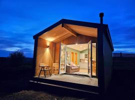 Under the Oak Glamping, &omicron;&rho;&gamma;&alpha;&nu;&omega;&mu;έ&nu;&omicron; &kappa;ά&mu;&pi;&iota;&nu;&gamma;&kappa; &sigma;&epsilon; Caerphilly