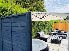 Steel Town Lodge - Comfy Home in Port Talbot with Hot Tub & Dart Board, cabin in Port Talbot