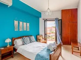 Central Apartment for 4 by Alecos Studios