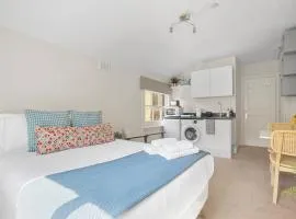 Stylish Private Room and Ensuite Near The Oval