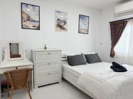 Kids-Dee Home, hotel med pool i Sathani Padang Besa