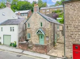 Cosy Cromford village cottage