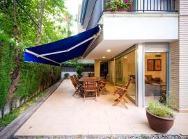 Ground floor with garden a few meters from the sea, hotel in Torredembarra