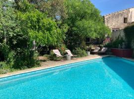Village house with pool 8 minutes from Uzès, hotel a Flaux