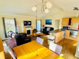 Family Friendly Lodge sleeping 5 with Hot Tub - Devon