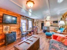 Fenced Yard Quaint Cabin Near Lake Texoma!