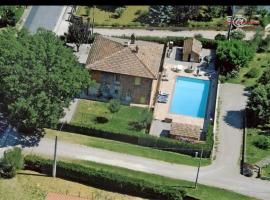 Sul lago Appartamenti Casa Del Lago con Piscina Acqua Salata, nhà khách ở Castiglione del Lago