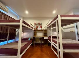 Ananas Central Phuket Hostel, hotel in Ban Ket Ho