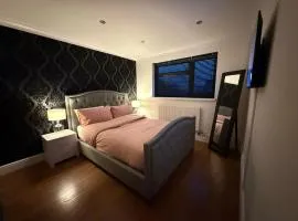 Stylish & Cosy Home in Bridgend with free parking