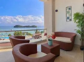 Stunning Bay View Condo, Pool
