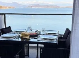 Aquavista Residence - Panoramic Lakefront Penthouses with Pool