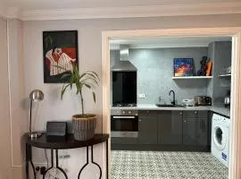 Private Main Door Lovely 2 bedroom apartment