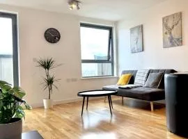 Stylish 2-Bed Flat with Parking