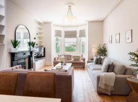 Stunning Townhouse by the sea, Hot Tub sleeps 17, hotel in Seaton