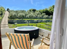 Tiny House with Hot Tub & View, hotel s v&iacute;rivkou v Ulcinji
