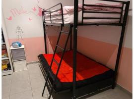 Pavillon avec piscine, hotel en Dignac