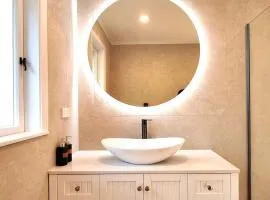 3BR Luxe Home - New Reno - Large Parking & AC - CBD 12 KMs & AP 17KMs Away
