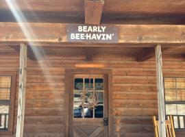 HoneyComb Hideouts Bearly BeeHavin cabin, chalet de monta&ntilde;a en Concan