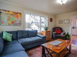 Dee's Country home on 5 acres of views and nature، فندق في نيلسون