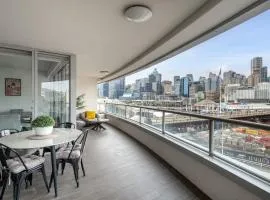 Modern 2BR 2Bath Darling Harbour Views, Pool, Parking, Spa & Gym