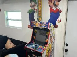 Miramar Retreat Arcade Game Room King Bed 25 Min to Hollywood Beach