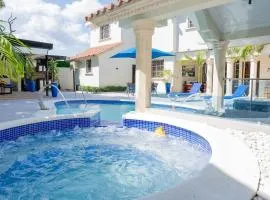 Villa La Dueña - Vista Hermosa Luxury Retreat, 5BR Villa with Pool, Swim-Up Bar, Jacuzzi, Chef's Kitchen, Fast Wi-Fi, Full AC, EV Charger and Solar Power, Ideal for Families & Groups