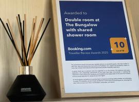 The Bungalow by SJP - Double Room, hotel u gradu Ketering