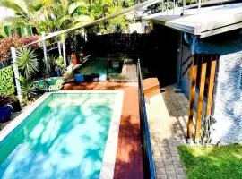 Sandy Feet Retreat - 50m from Four Mile Beach
