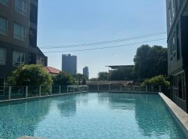Modern Condo - BTS Bang Chak - Pool, Gym, Wi-Fi, hotel in Amphoe Phra Khanong