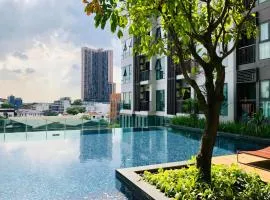 5 Star Sukhumvit Condo Infinity Pool Gym Sauna