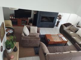 Chambres d'hotes PROCHE CIRCUIT, hotel com banheiras de hidromassagem em Arnage