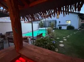 Villa TIKI BAR Piscine chauffée et Jacuzzi 4 chambres
