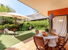 Pretty garden apartment next to a charming beach, отель в Льорет-де-Маре