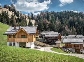 Mountain Chalet Pia, hotel s hidromasažnom kadom u gradu 'La Valle'