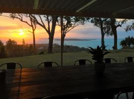 Sunset Spectacular 180 degree City Skyline and Water Views, hotel v destinaci Dunwich