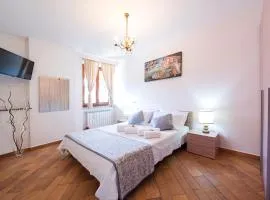 La Corte Rooms and Home Restaurant - free parking - 10 minutes to the lake and centre