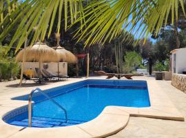 Casa Caledonia - Appartement dans villa avec jardin arboré et piscine à 500 M de la mer, Hotel in Benissa